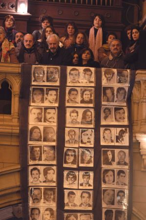 Familiares continuan la búsqueda de decenas de miles de desaparecidos en Argentina. (Fuente: Agencia Diarios y Noticias DYN http://www.dyn.com.ar/)